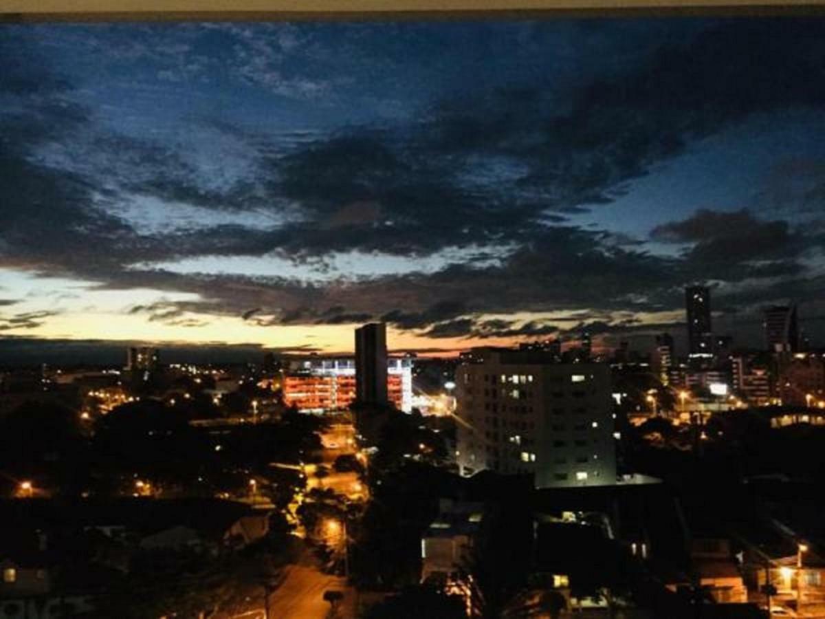סנטה קרוז דה לה סיירה Hermoso Y Unico Apartamento Moderno, En Pleno Centro De Santa Cruz, Con Netflix Wi-Fi De 60 Mb, Estacionamiento Gratis Y Ac En Todos Los Ambientes מראה חיצוני תמונה